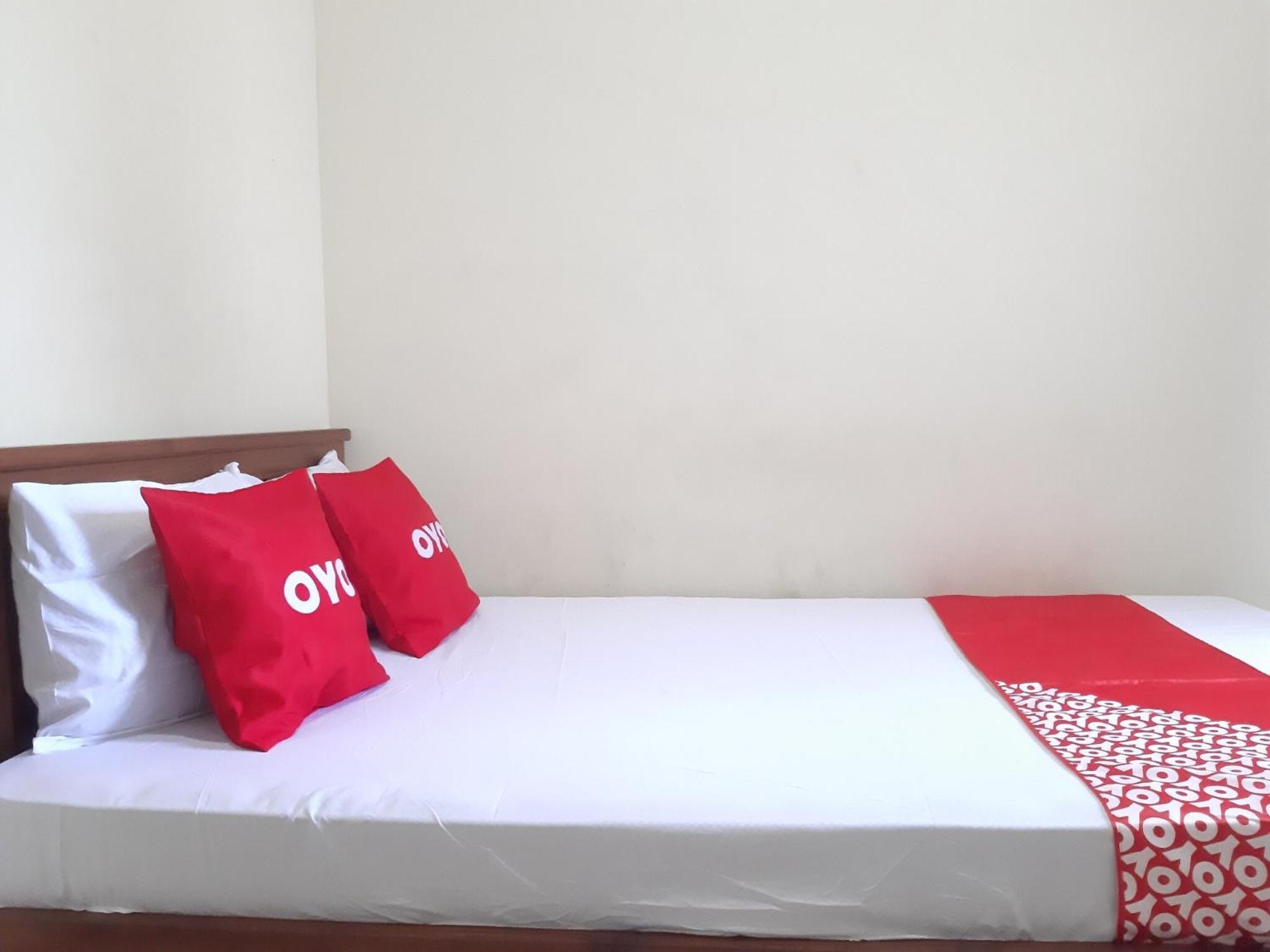 Oyo 2826 Panderman Residence Blitar Luaran gambar