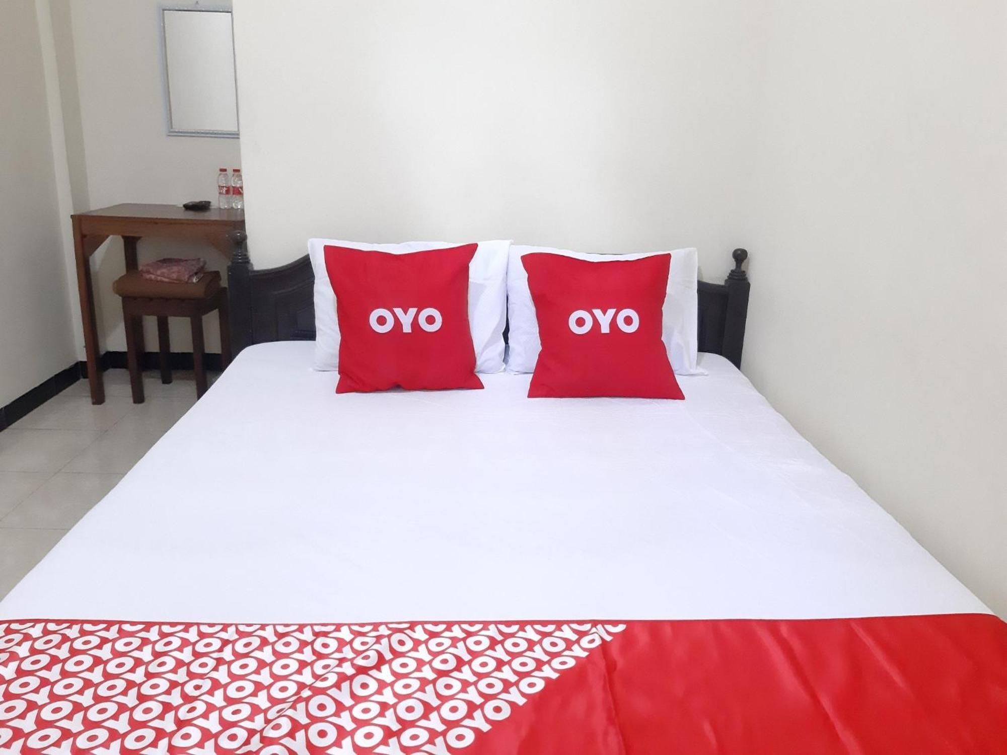 Oyo 2826 Panderman Residence Blitar Luaran gambar