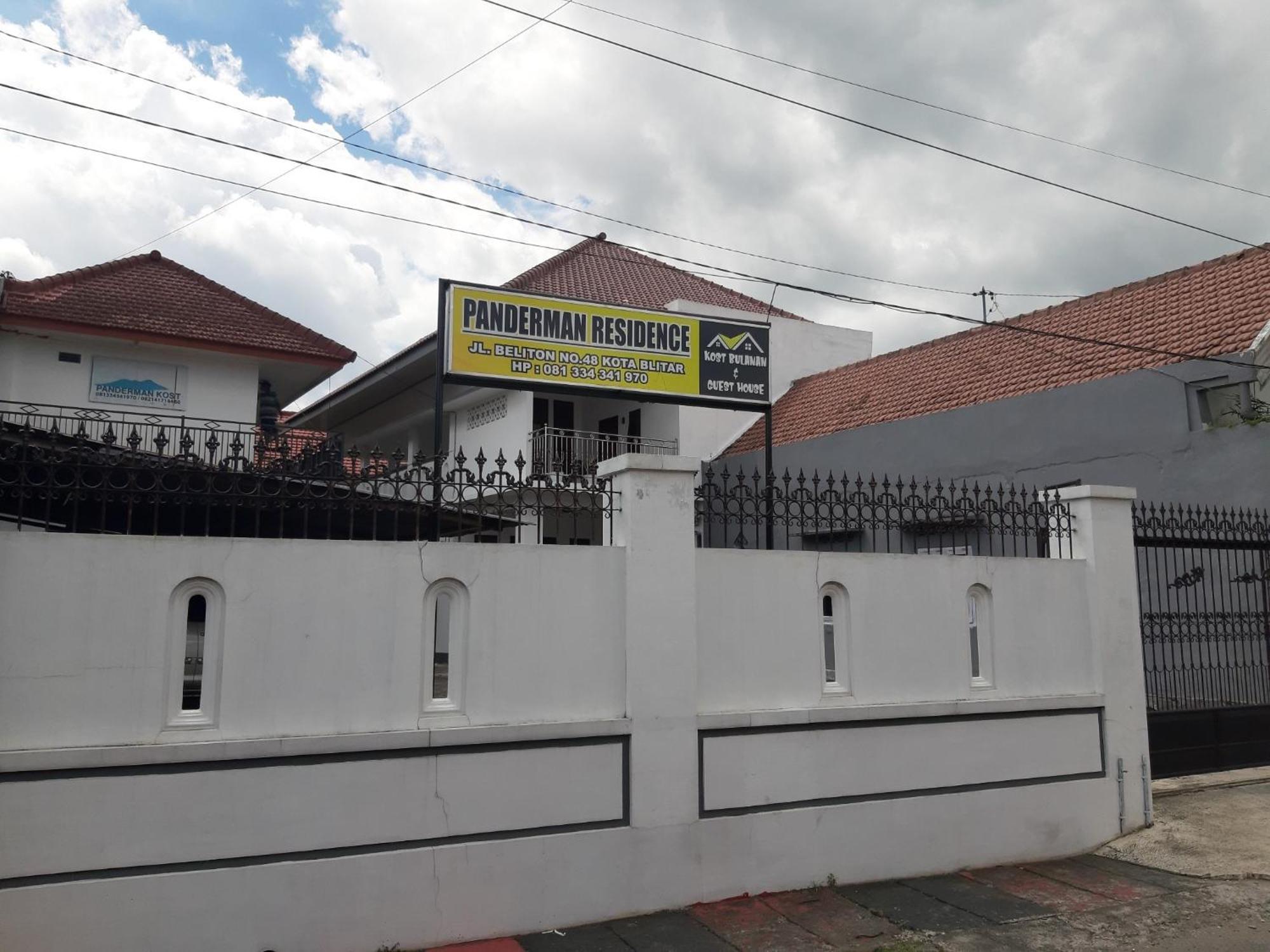 Oyo 2826 Panderman Residence Blitar Luaran gambar
