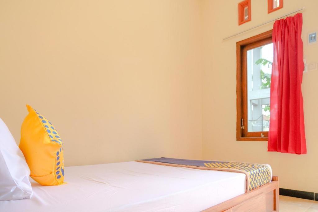 Oyo 2826 Panderman Residence Blitar Luaran gambar