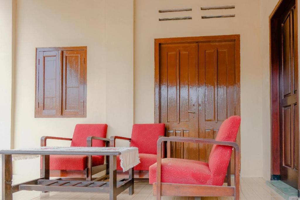 Oyo 2826 Panderman Residence Blitar Luaran gambar