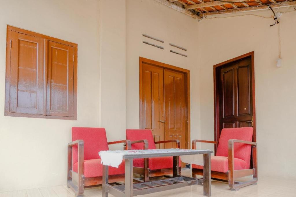 Oyo 2826 Panderman Residence Blitar Luaran gambar