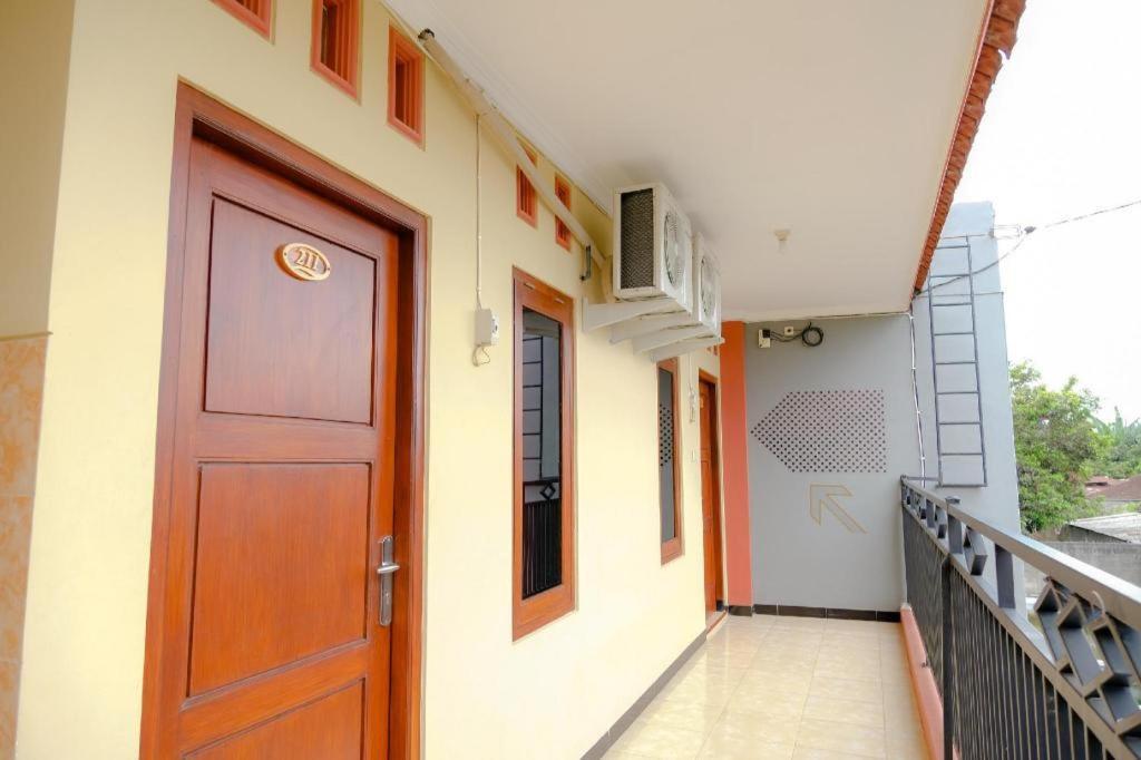 Oyo 2826 Panderman Residence Blitar Luaran gambar