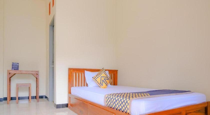 Oyo 2826 Panderman Residence Blitar Luaran gambar