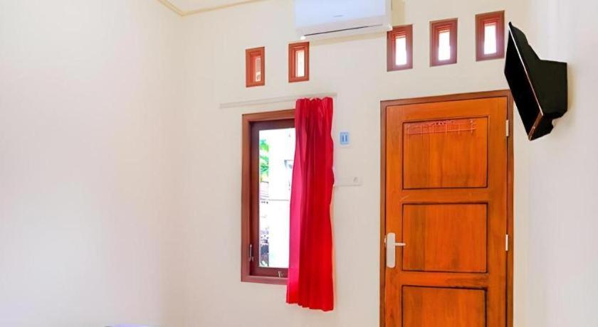 Oyo 2826 Panderman Residence Blitar Luaran gambar