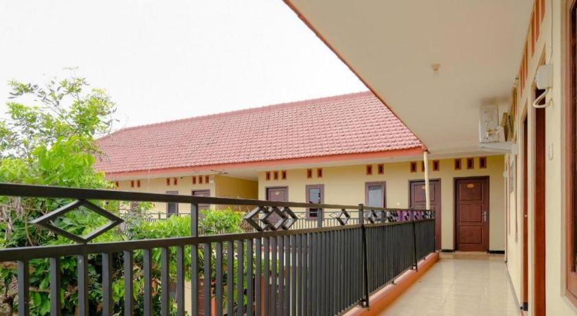 Oyo 2826 Panderman Residence Blitar Luaran gambar