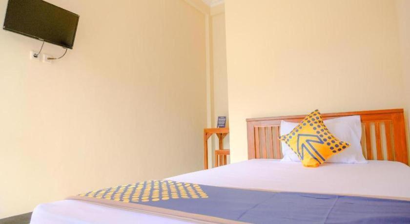 Oyo 2826 Panderman Residence Blitar Luaran gambar