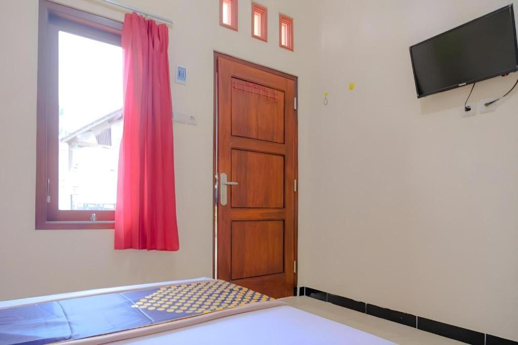 Oyo 2826 Panderman Residence Blitar Luaran gambar